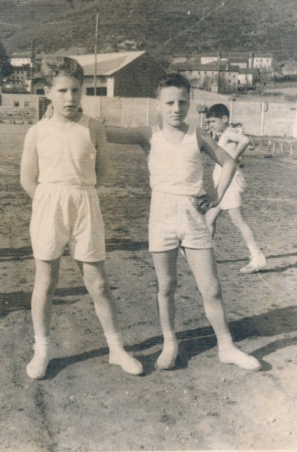 1961. Fede García González con un compañero en el campo de fútbol de Villablino.